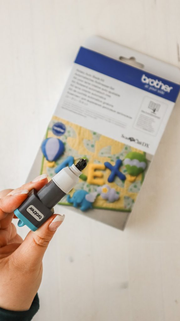 DIY-Girlande aus Filz ohne Nähen einfach selber machen. Schlichte und zeitlose Deko-Idee für das Baby- Kinderzimmer von - Kati Make It