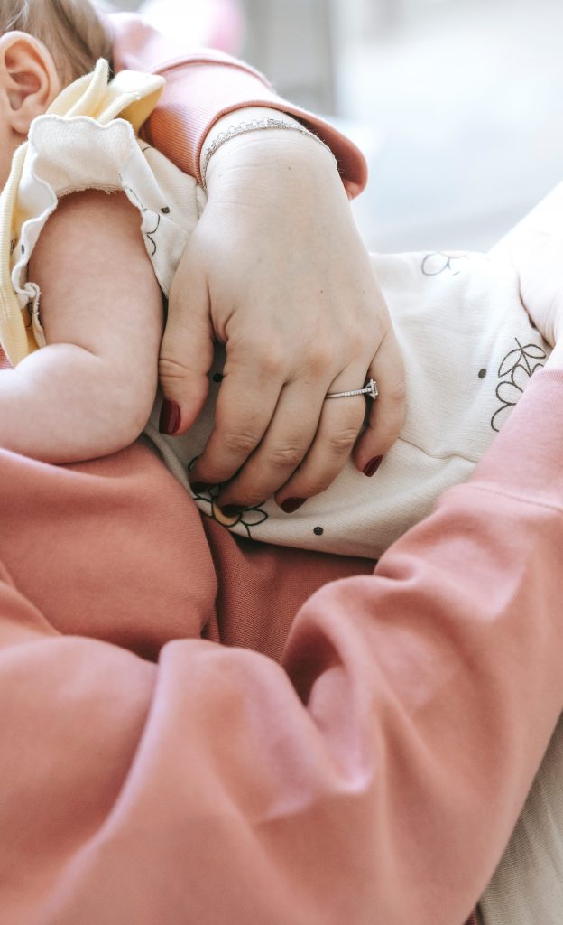 DIY-Girlande aus Filz ohne Nähen einfach selber machen. Schlichte und zeitlose Deko-Idee für das Baby- Kinderzimmer von - Kati Make It