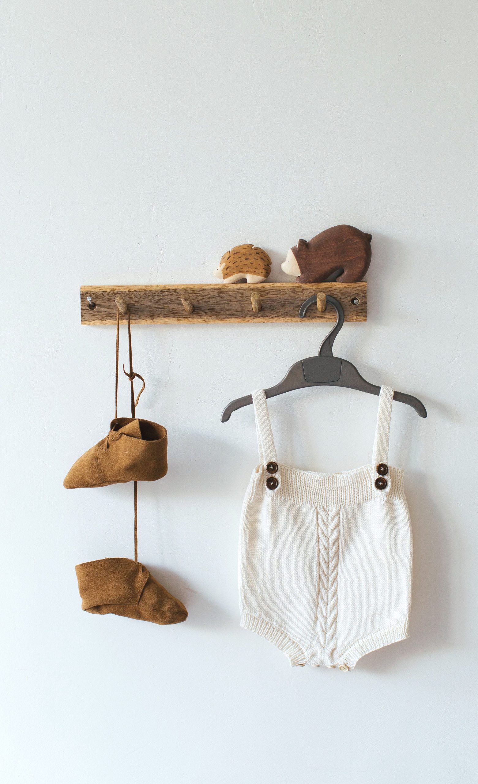 DIY-Girlande aus Filz ohne Nähen einfach selber machen. Schlichte und zeitlose Deko-Idee für das Baby- Kinderzimmer von - Kati Make It