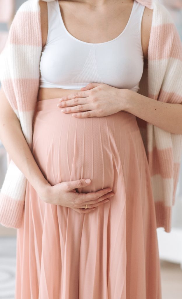 DIY-Girlande aus Filz ohne Nähen einfach selber machen. Schlichte und zeitlose Deko-Idee für das Baby- Kinderzimmer von - Kati Make It