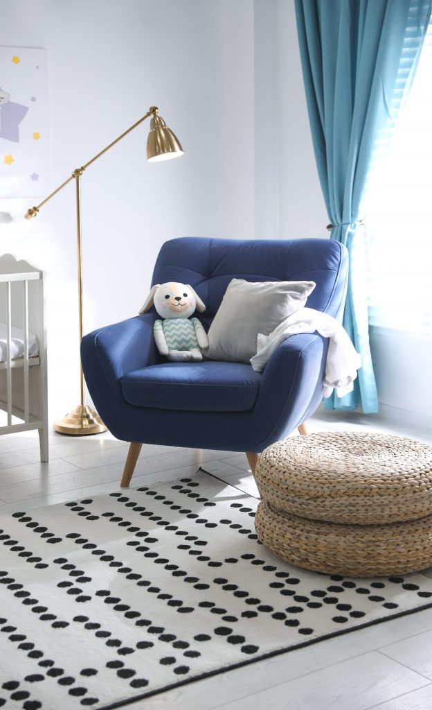 DIY-Girlande aus Filz ohne Nähen einfach selber machen. Schlichte und zeitlose Deko-Idee für das Baby- Kinderzimmer von - Kati Make It