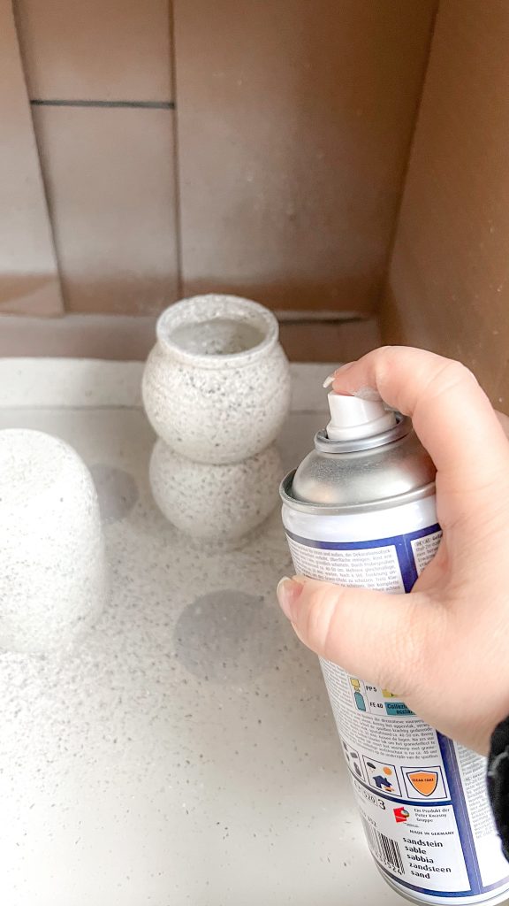 Upcycling Ideen für DIY-Kerzenhalter und selbstgemachte Deko-Elemente im Boho-Stil mit Graniteffekt- und Lackspray. Einfach und mit großem Effekt.
