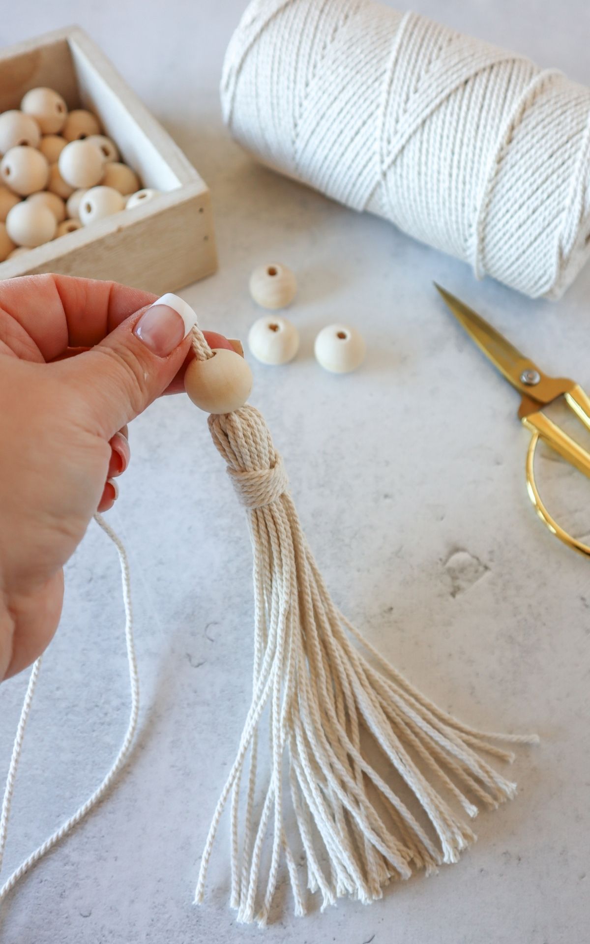 Gartendeko einfach selber machen statt kaufen! So bastelst du zauberhafte Anhänger für Garten, Balkon oder Terasse aus Dosendeckeln. Klick hier zur DIY Anleitung