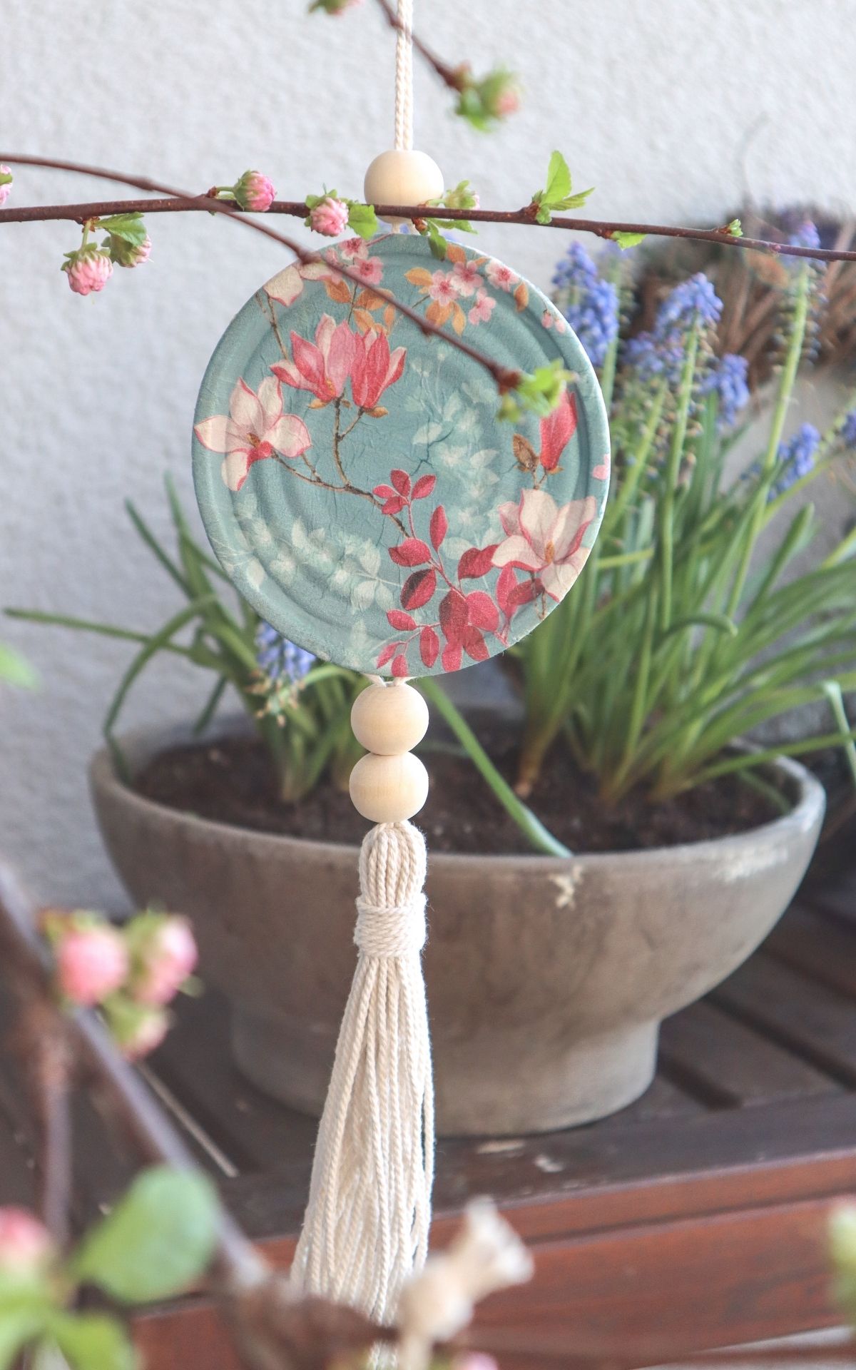 Gemeinsam basteln für den Frühling: Besuch mich bei meinen DIY Workshops auf der KREATIV Messe am 05. und 06.04.2024 in Stuttgart und lass uns gemeinsam kreativ werden. Terrassen- und Gartendeko basteln: Anhänger aus Dosendeckeln bekannt aus SWR Kaffee oder Tee