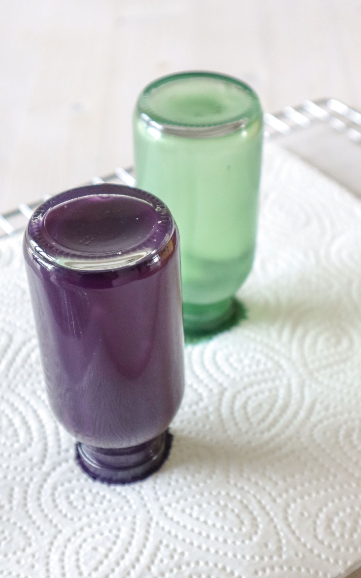 Easy Upcycling Idee: Gläser bemalen mit Lebensmittelfarbe! So machst du Vasen und Windlichter mit Meerglas-Effekt selbst, z.B. als DIY Hochzeitsdeko.