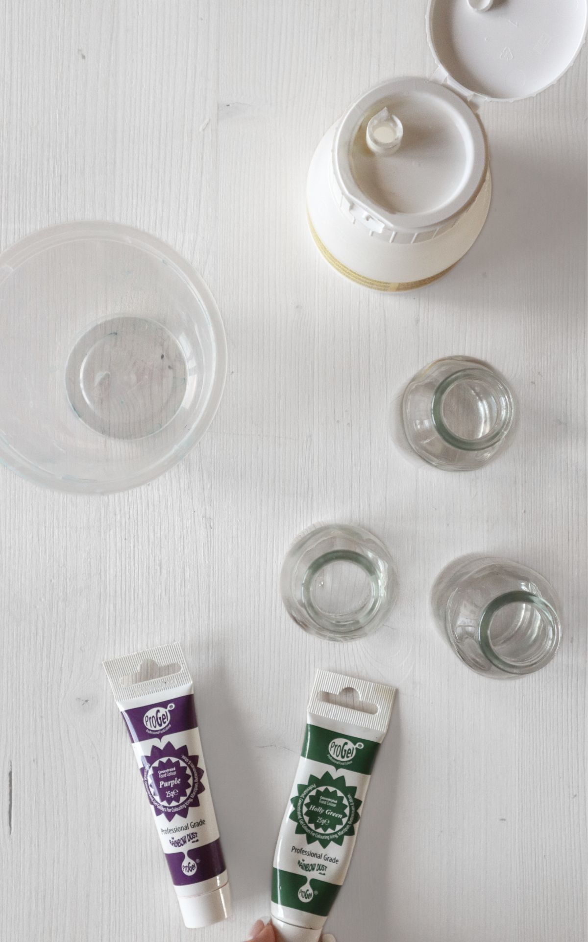 Easy Upcycling Idee: Gläser bemalen mit Lebensmittelfarbe! So machst du Vasen und Windlichter mit Meerglas-Effekt selbst, z.B. als DIY Hochzeitsdeko.