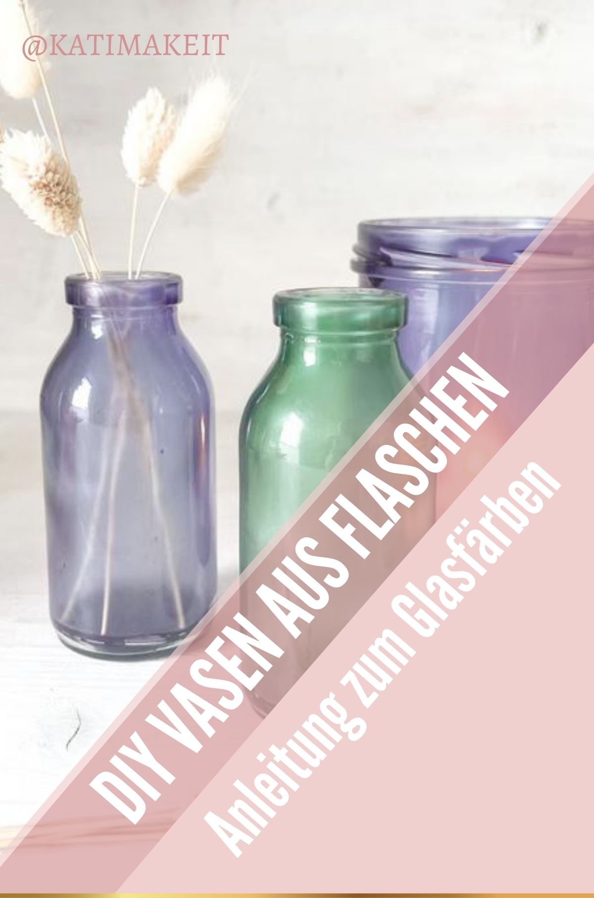 Easy Upcycling Idee: Gläser bemalen mit Lebensmittelfarbe! So machst du Vasen und Windlichter mit Meerglas-Effekt selbst, z.B. als DIY Hochzeitsdeko.