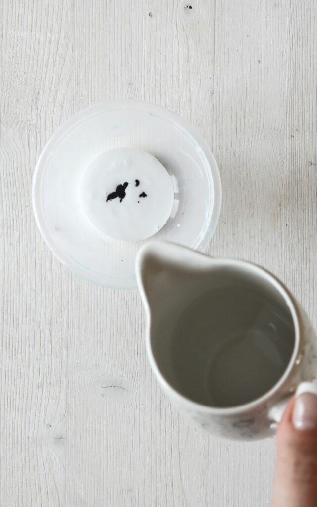 Easy Upcycling Idee: Gläser bemalen mit Lebensmittelfarbe! So machst du Vasen und Windlichter mit Meerglas-Effekt selbst, z.B. als DIY Hochzeitsdeko.