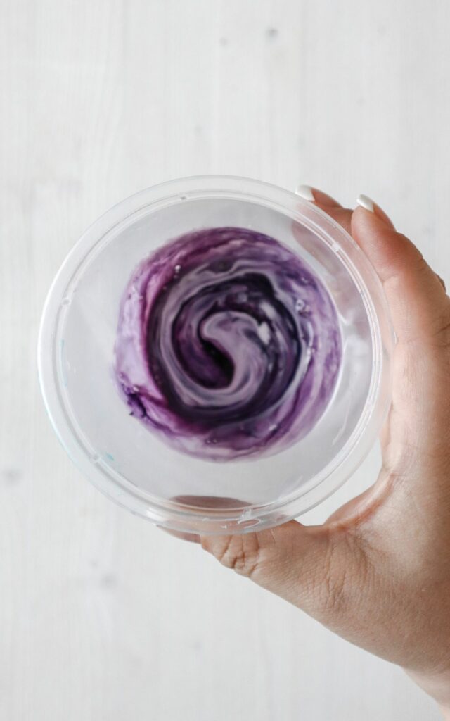 Easy Upcycling Idee: Gläser bemalen mit Lebensmittelfarbe! So machst du Vasen und Windlichter mit Meerglas-Effekt selbst, z.B. als DIY Hochzeitsdeko.