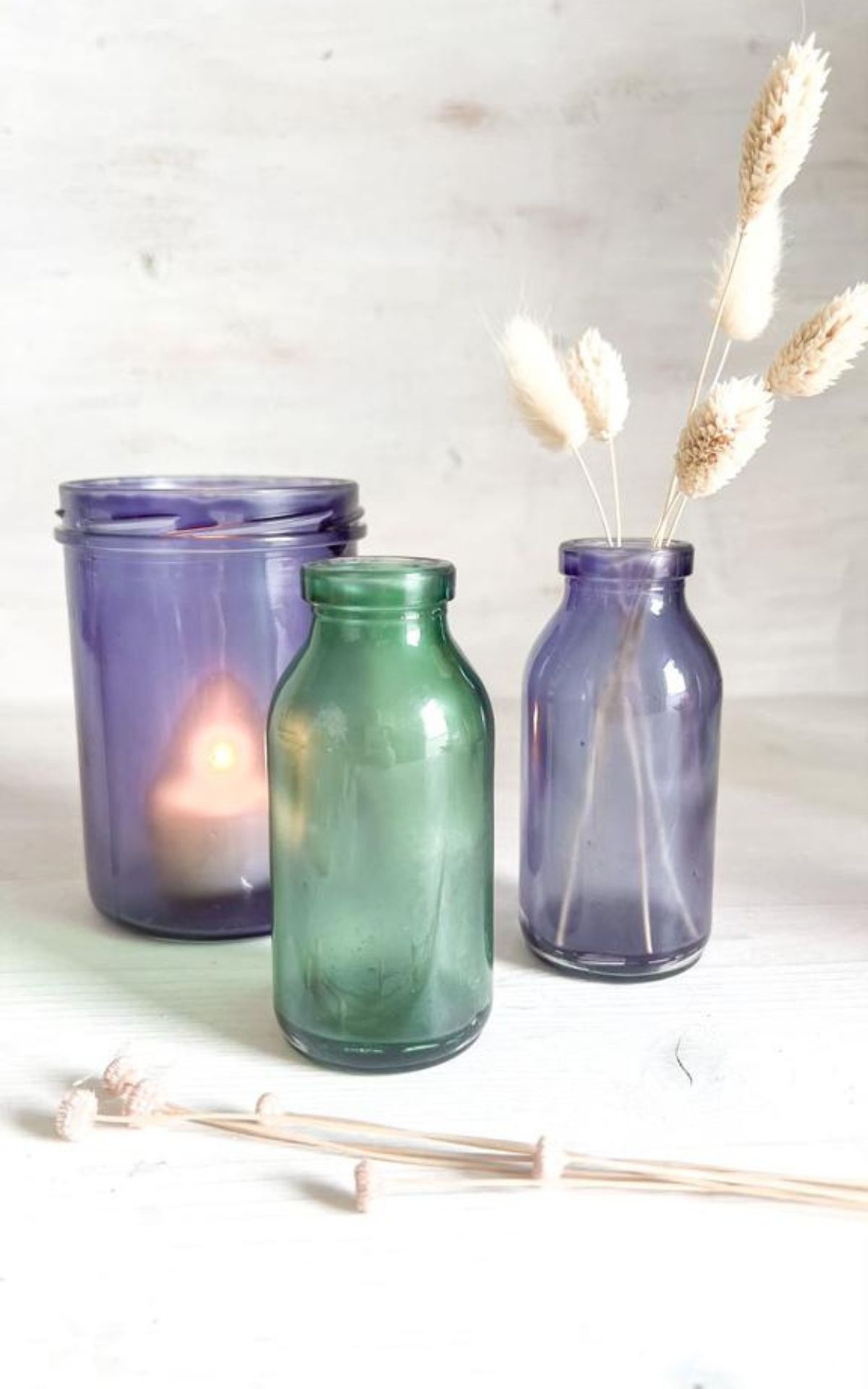 Easy Upcycling Idee: Gläser bemalen mit Lebensmittelfarbe! So machst du Vasen und Windlichter mit Meerglas-Effekt selbst, z.B. als DIY Hochzeitsdeko.