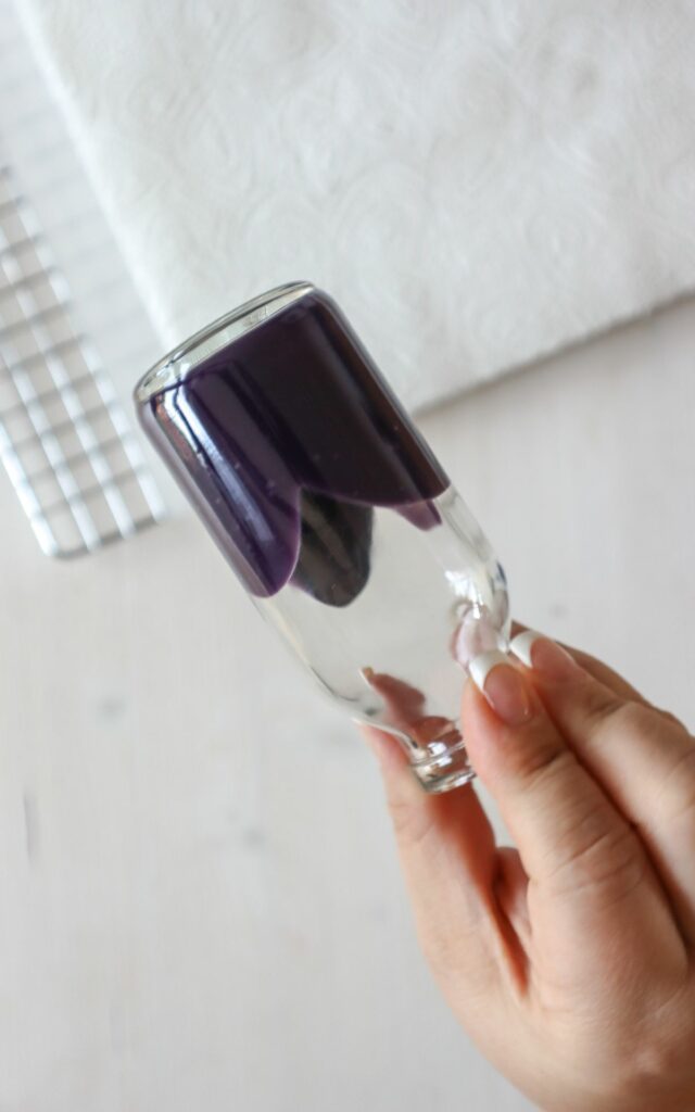 Easy Upcycling Idee: Gläser bemalen mit Lebensmittelfarbe! So machst du Vasen und Windlichter mit Meerglas-Effekt selbst, z.B. als DIY Hochzeitsdeko.