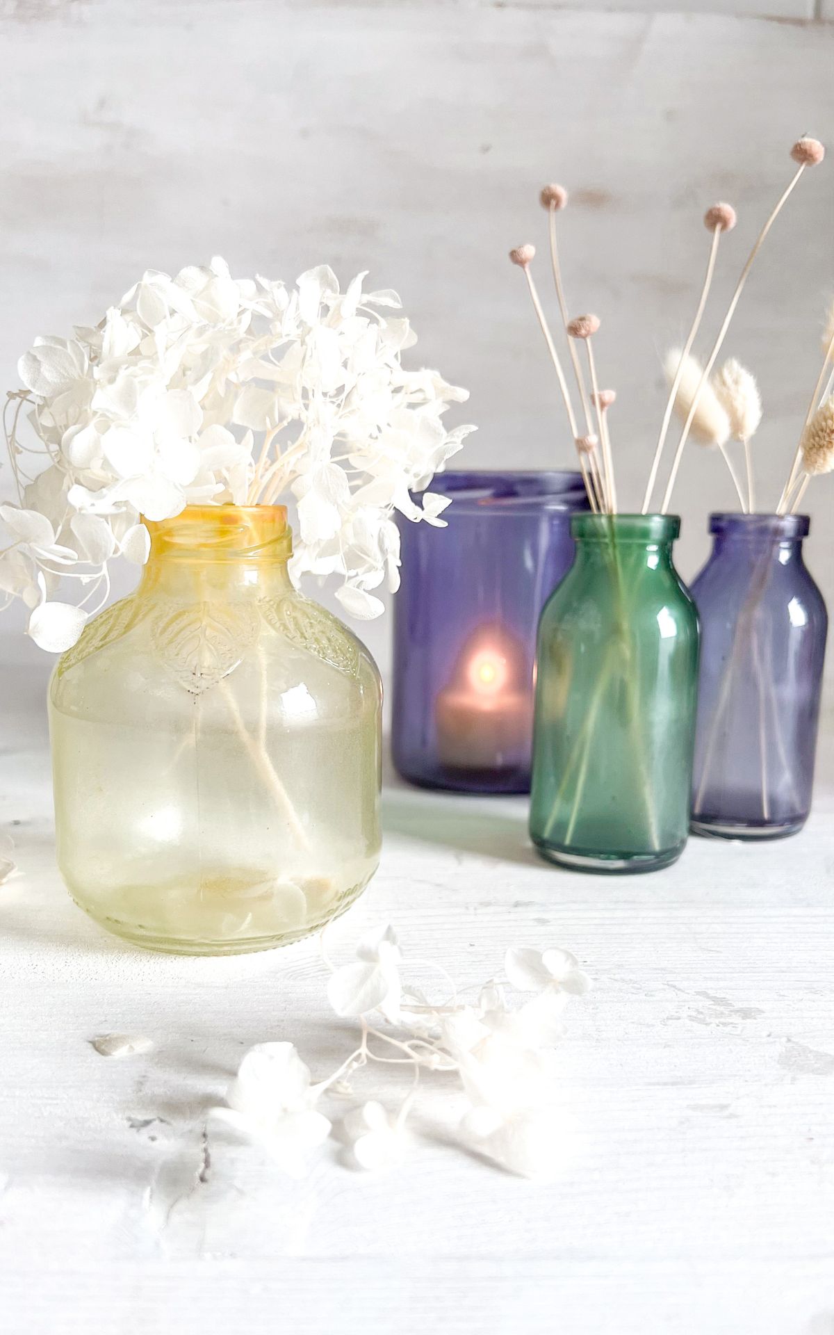 Easy Upcycling Idee: Gläser bemalen mit Lebensmittelfarbe! So machst du Vasen und Windlichter mit Meerglas-Effekt selbst, z.B. als DIY Hochzeitsdeko.