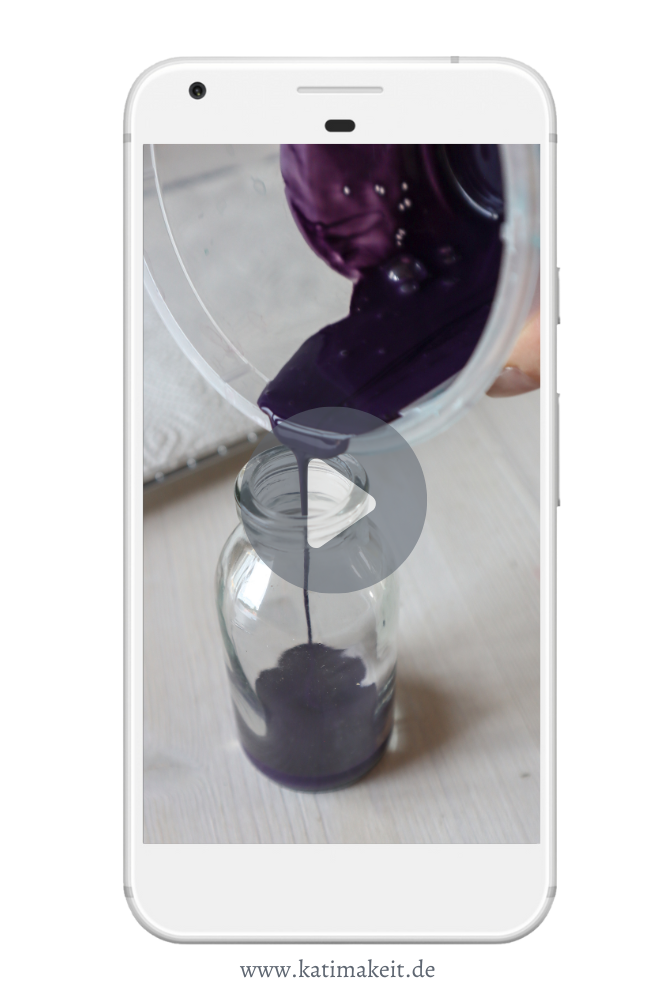 Easy Upcycling Idee: Gläser bemalen mit Lebensmittelfarbe! So machst du Vasen und Windlichter mit Meerglas-Effekt selbst, z.B. als DIY Hochzeitsdeko.