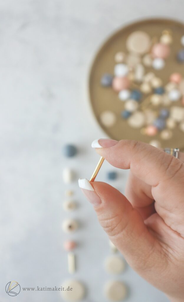 Sonnenfänger basteln aus Perlen und Kristallen. Diese funkelnden Suncatcher kannst du super schnell und einfach auch mit Kindern basteln. Alles, was du brauchst, sind etwas Garn, Perlen und Kristalle!