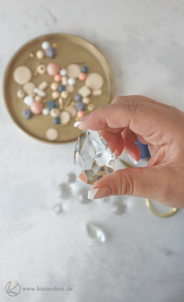 Sonnenfänger basteln aus Perlen und Kristallen. Diese funkelnden Suncatcher kannst du super schnell und einfach auch mit Kindern basteln. Alles, was du brauchst, sind etwas Garn, Perlen und Kristalle!