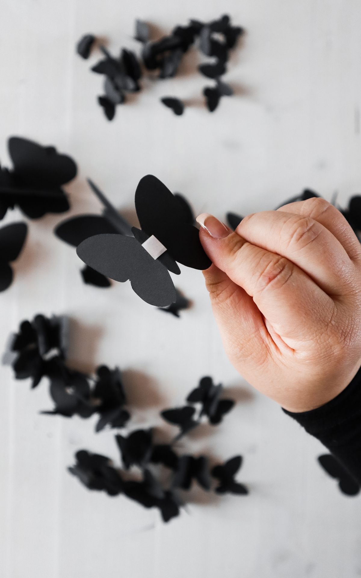 Halloween Deko basteln: 3+1 luxuriöse, aber günstige DIY Ideen für deine Halloween Deko. Schmetterling-Schwarm als Wanddeko