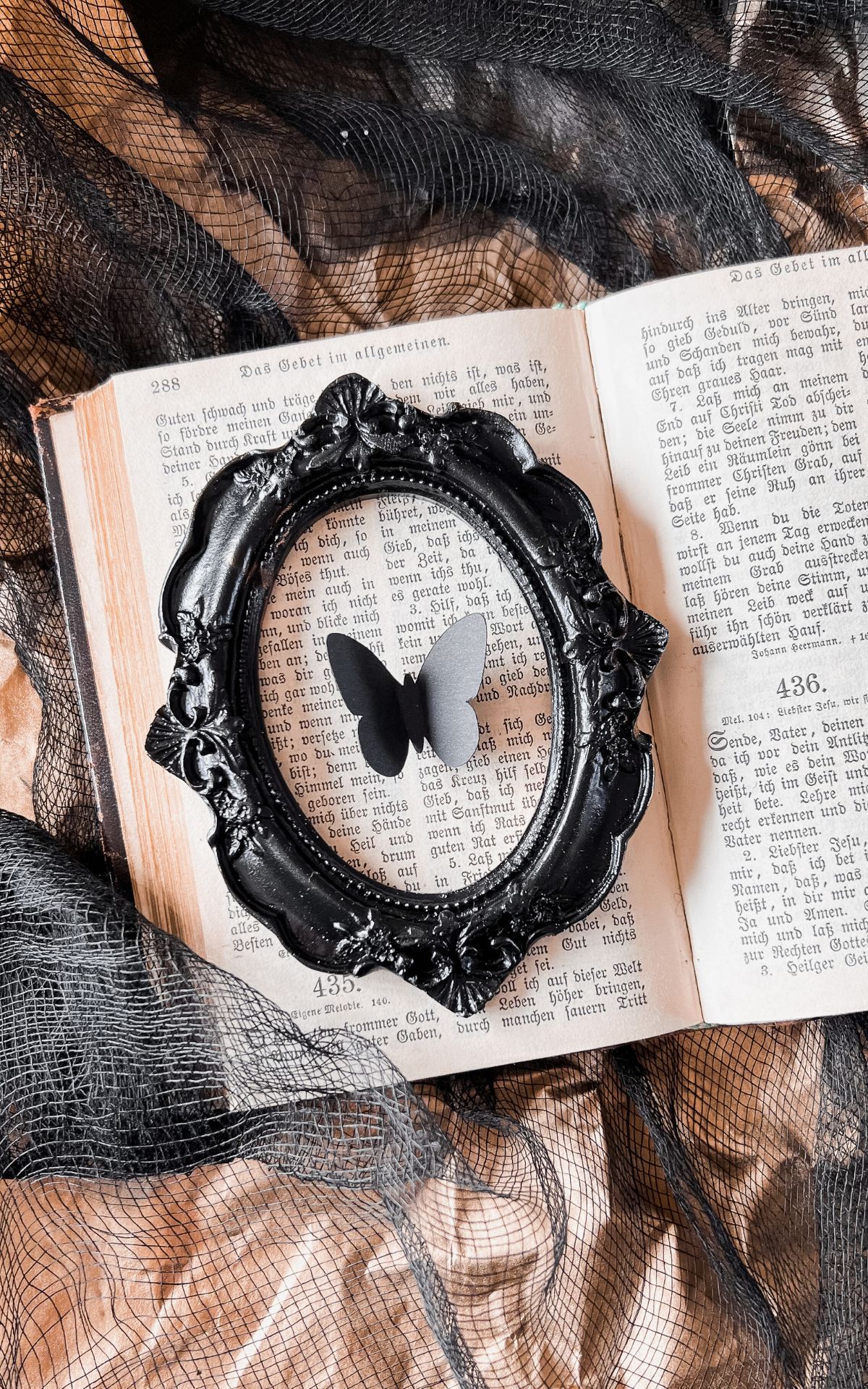 Halloween Deko basteln: 3+1 luxuriöse, aber günstige DIY Ideen für deine Halloween Deko. Bilderrahmen als Wand- oder Tischdeko