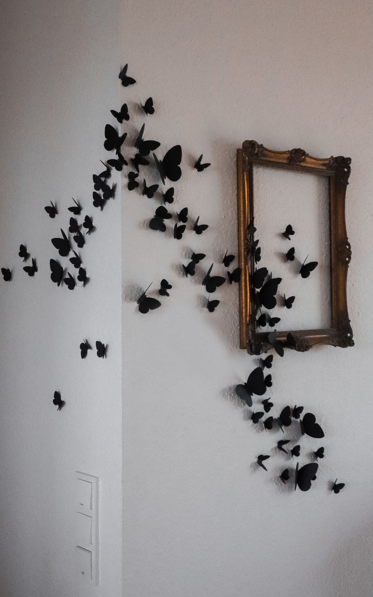 Halloween Deko basteln: 3+1 luxuriöse, aber günstige DIY Ideen für deine Halloween Deko. Schmetterling-Schwarm als Wanddeko