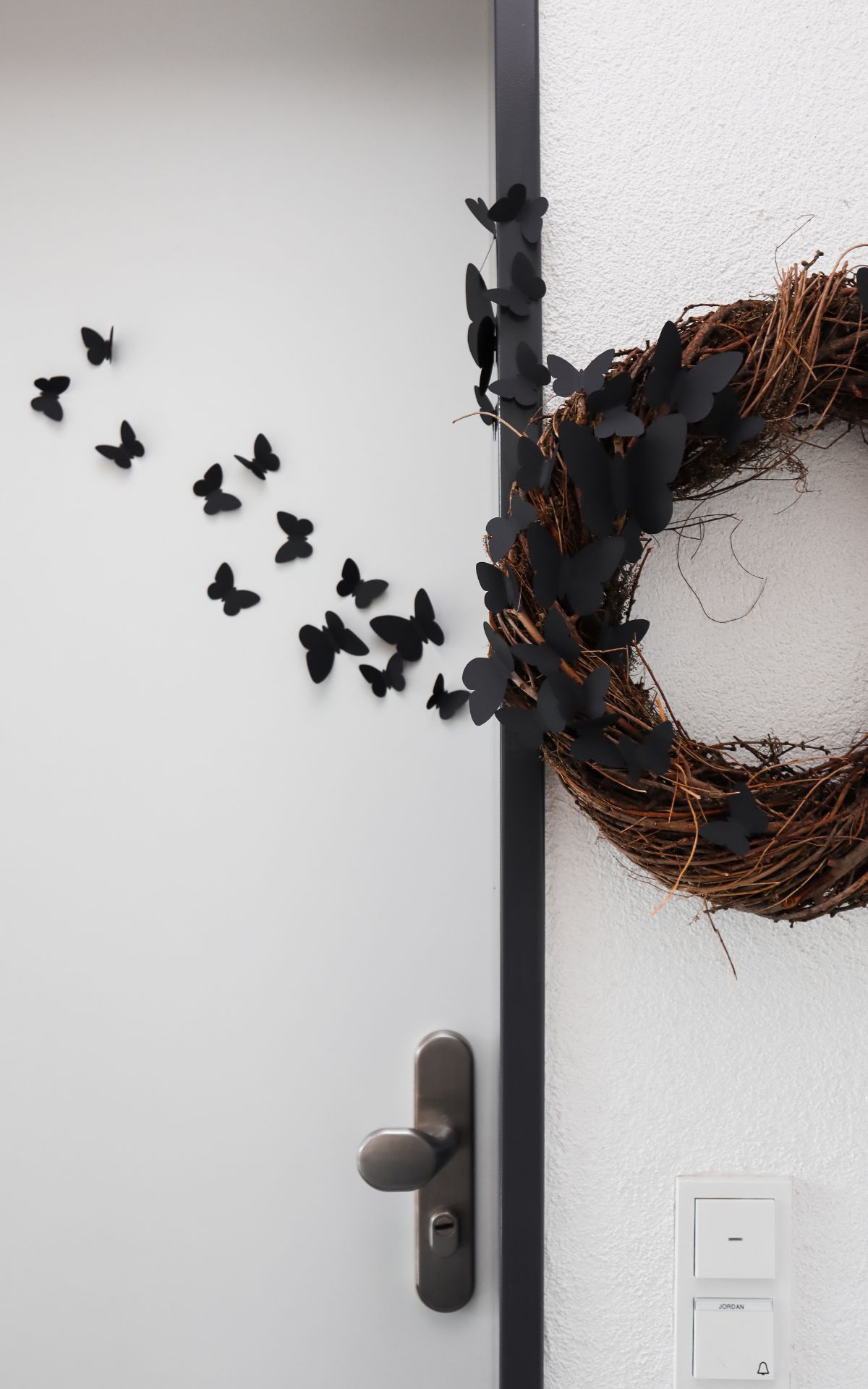 Halloween Deko basteln: 3+1 luxuriöse, aber günstige DIY Ideen für deine Halloween Deko. Halloween Tür-Kranz basteln