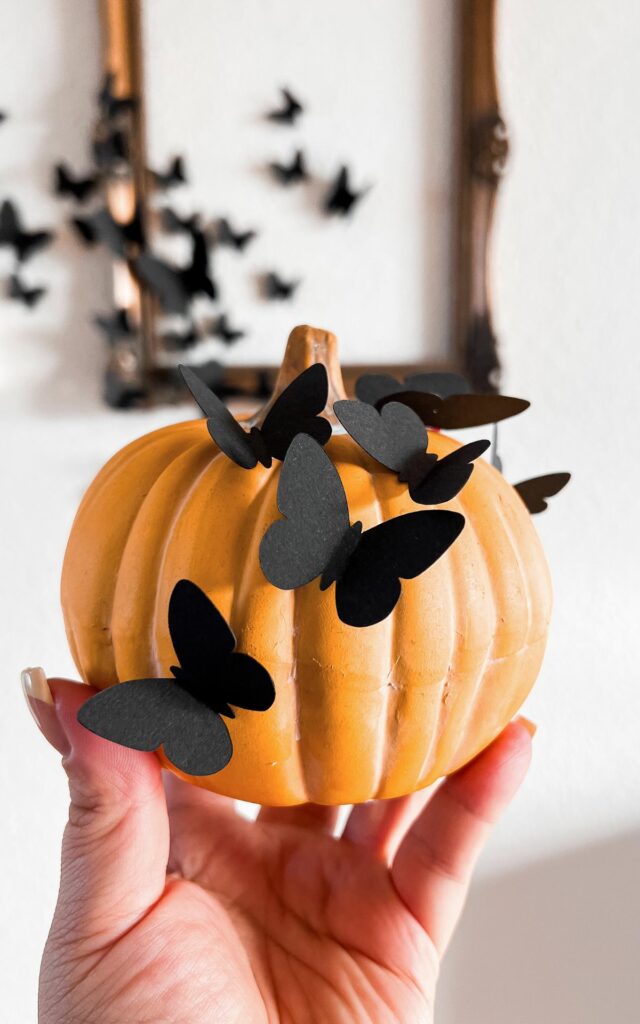 Halloween Deko basteln: 3+1 luxuriöse, aber günstige DIY Ideen für deine Halloween Deko. Halloween Kürbisse verzieren mit Schmetterlingen