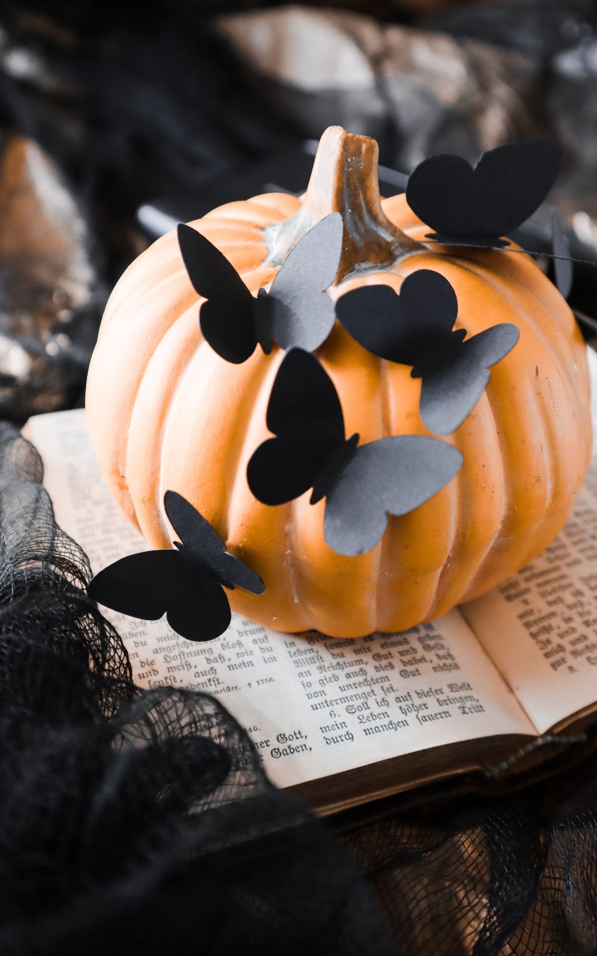 Halloween Deko basteln: 3+1 luxuriöse, aber günstige DIY Ideen für deine Halloween Deko. Halloween Kürbisse verzieren mit Schmetterlingen