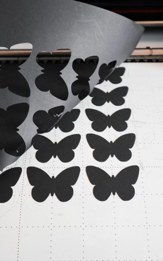 Halloween Deko basteln: 3+1 luxuriöse, aber günstige DIY Ideen für deine Halloween Deko. Schmetterling-Schwarm als Wanddeko