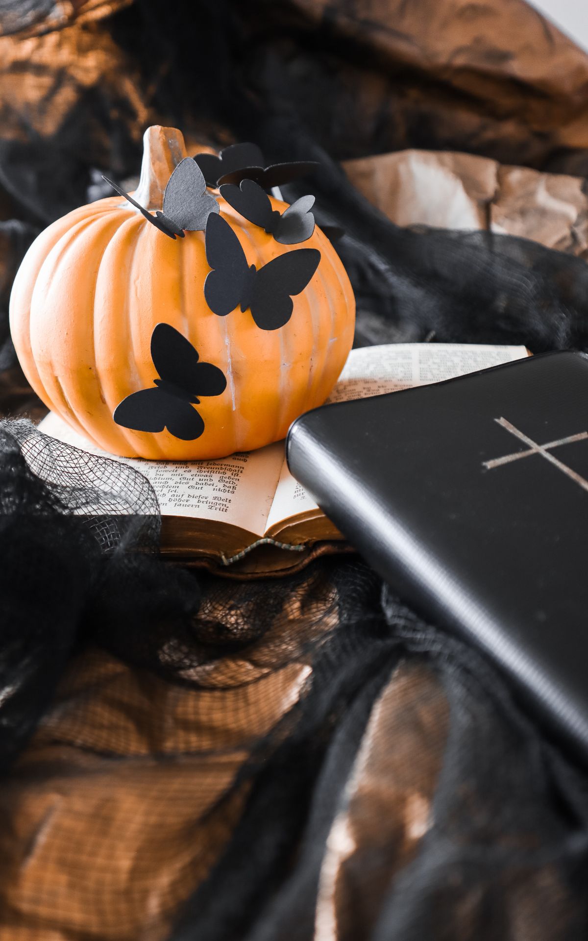 Halloween Deko basteln: 3+1 luxuriöse, aber günstige DIY Ideen für deine Halloween Deko. Halloween Kürbisse verzieren mit Schmetterlingen