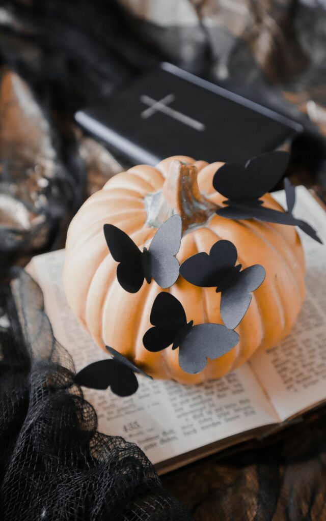 Halloween Deko basteln: 3+1 luxuriöse, aber günstige DIY Ideen für deine Halloween Deko. Halloween Kürbisse verzieren mit Schmetterlingen