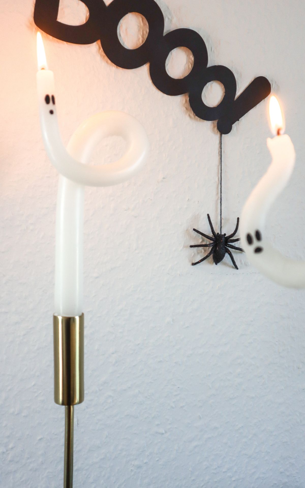 Halloween Kerzen ganz einfach selber machen: Diese süßen Geister aus gedrehten Kerzen machen deine Halloween Deko zum Hingucker! 👻 Hier geht's zur Anleitung >>