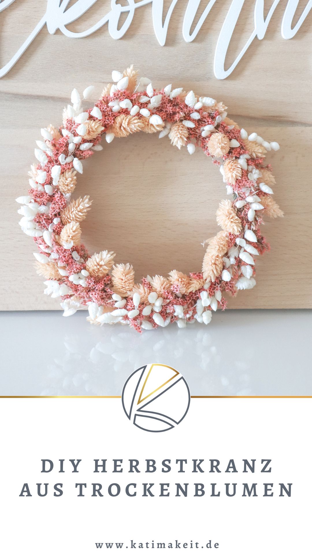 Modernen Herbstkranz selber machen: Ich zeige dir, wie du einen DIY Herbstkranz aus Trockenblumen binden kannst.
