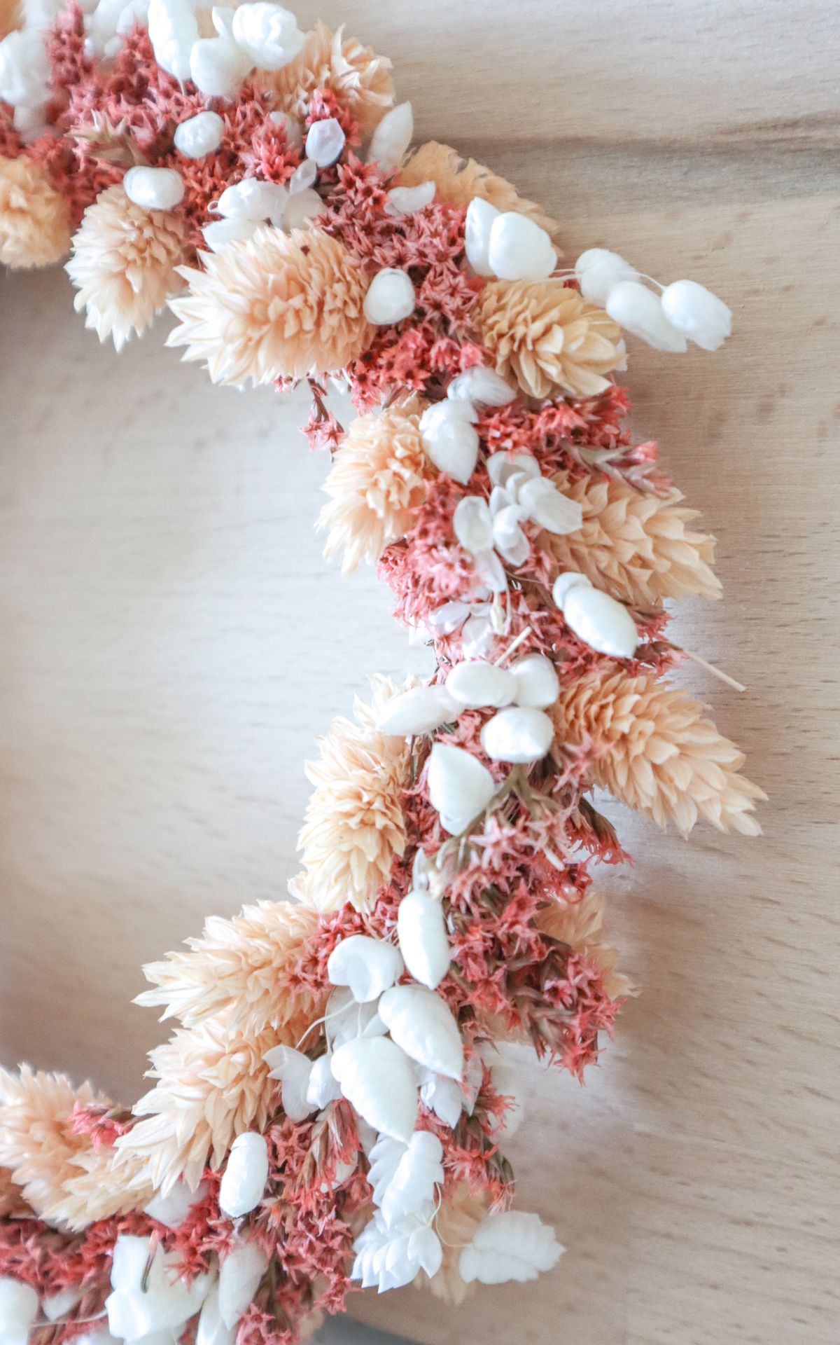 Modernen Herbstkranz selber machen: Ich zeige dir, wie du einen DIY Herbstkranz aus Trockenblumen binden kannst.