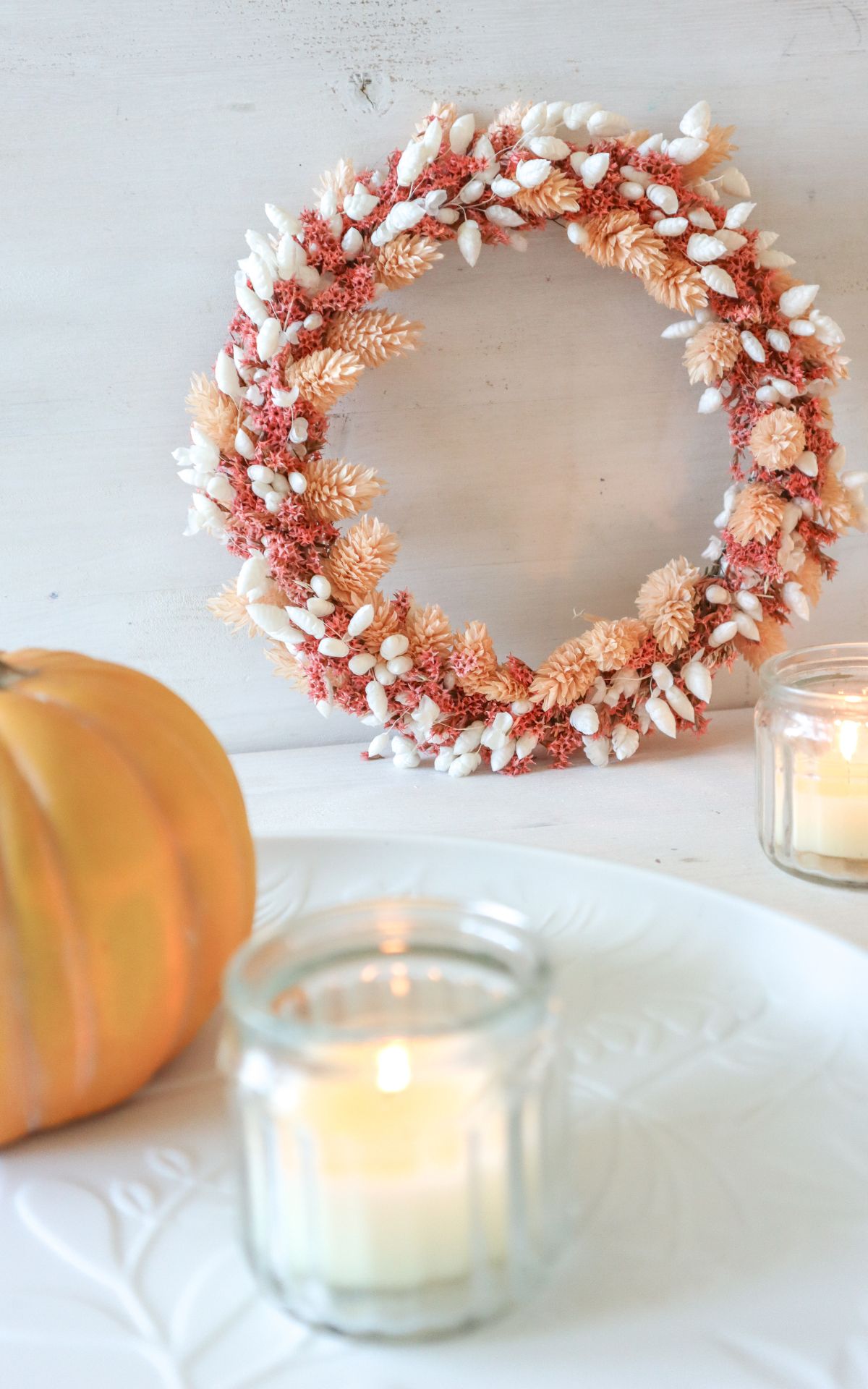 Modernen Herbstkranz selber machen: Ich zeige dir, wie du einen DIY Herbstkranz aus Trockenblumen binden kannst.