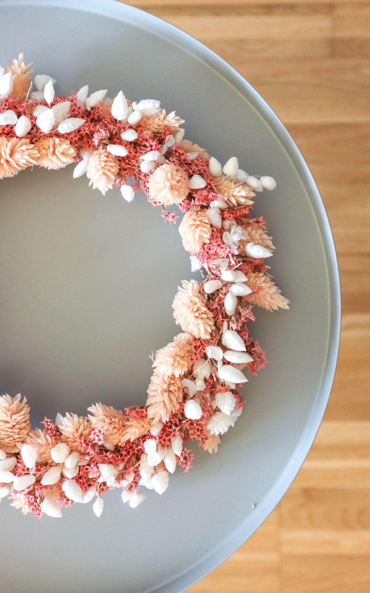 Modernen Herbstkranz selber machen: Ich zeige dir, wie du einen DIY Herbstkranz aus Trockenblumen binden kannst.