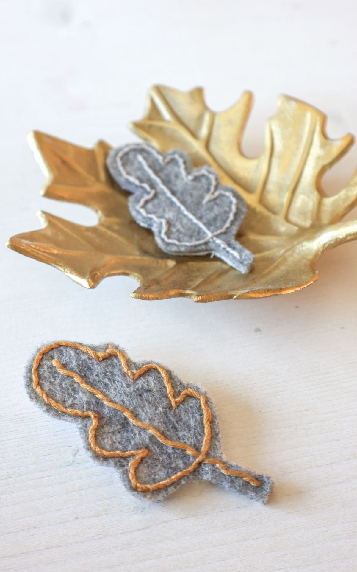 Schmuck selber machen kann so einfach sein! Diese Herbst-Broschen aus besticktem Filz sind der beste Beweis. Ein easy DIY zum Aufpeppen deiner Herbstgarderobe.