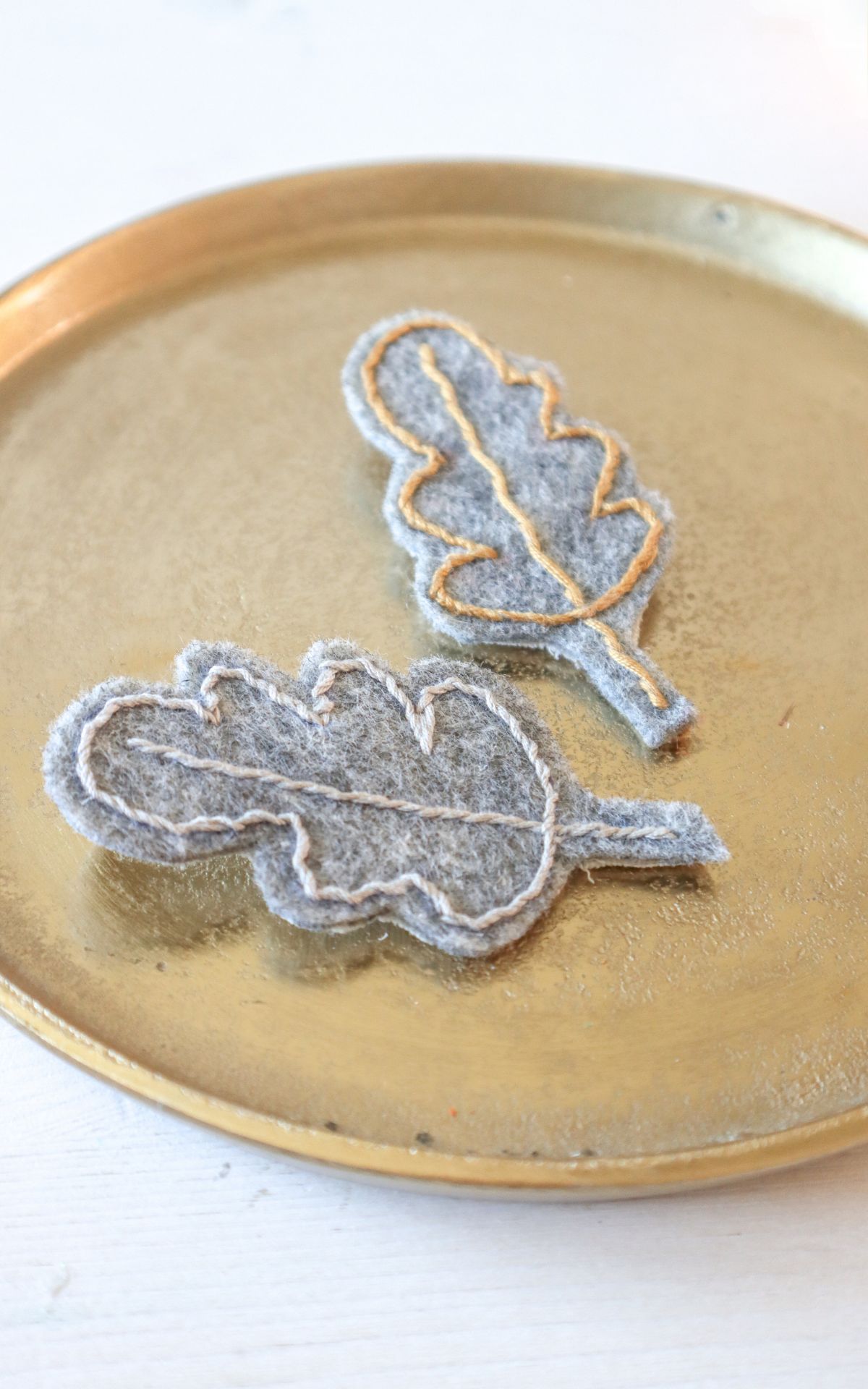 Schmuck selber machen kann so einfach sein! Diese Herbst-Broschen aus besticktem Filz sind der beste Beweis. Ein easy DIY zum Aufpeppen deiner Herbstgarderobe.