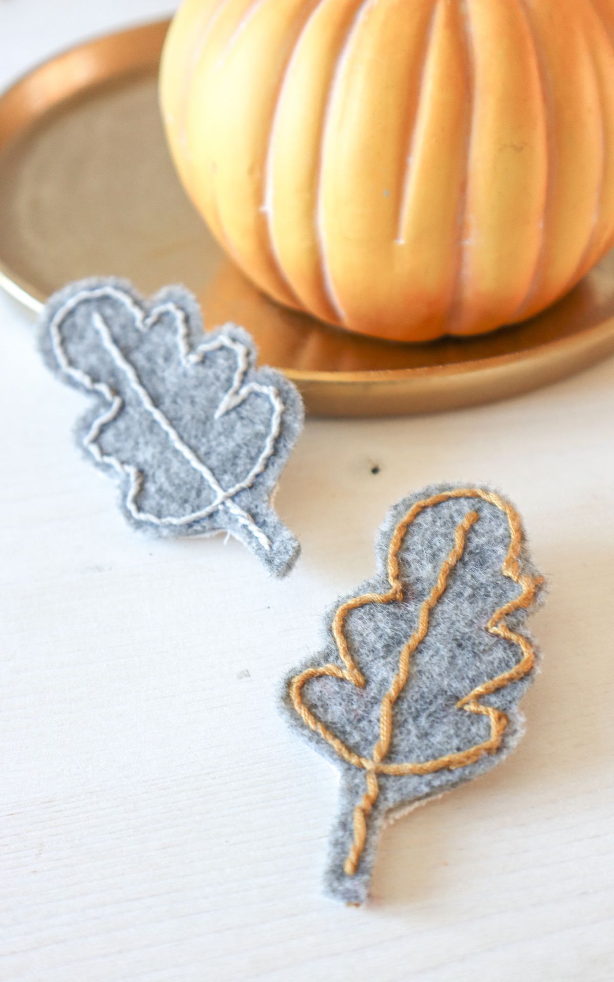 Schmuck selber machen kann so einfach sein! Diese Herbst-Broschen aus besticktem Filz sind der beste Beweis. Ein easy DIY zum Aufpeppen deiner Herbstgarderobe.
