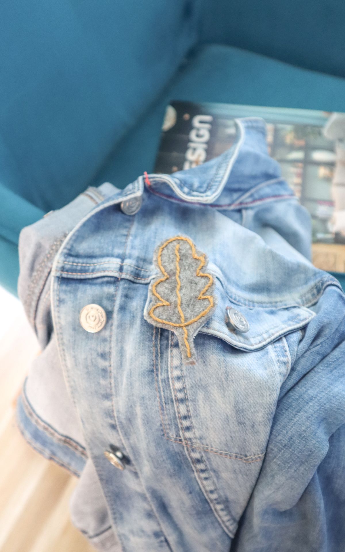 Schmuck selber machen kann so einfach sein! Diese Herbst-Broschen aus besticktem Filz sind der beste Beweis. Ein easy DIY zum Aufpeppen deiner Herbstgarderobe.