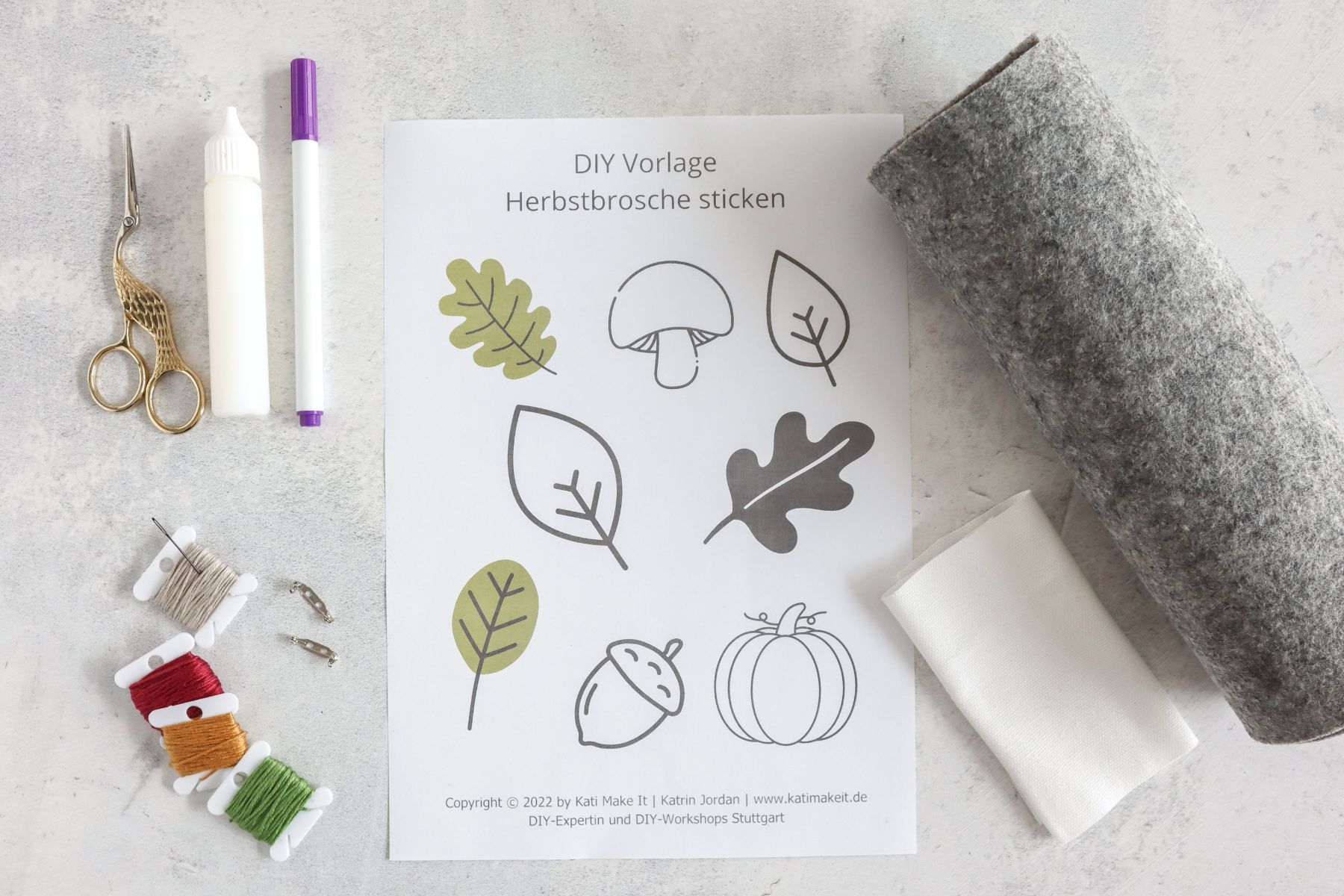 Schmuck selber machen kann so einfach sein! Diese Herbst-Broschen aus besticktem Filz sind der beste Beweis. Ein easy DIY zum Aufpeppen deiner Herbstgarderobe.