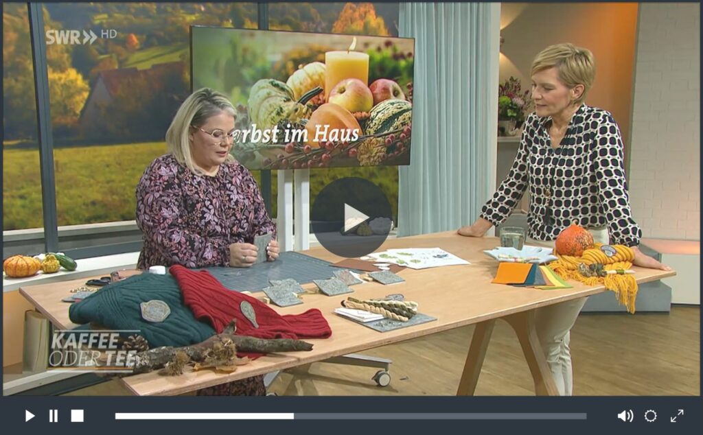 Schmuck selber machen kann so einfach sein! Diese Herbst-Broschen aus besticktem Filz sind der beste Beweis. Ein easy DIY zum Aufpeppen deiner Herbstgarderobe.