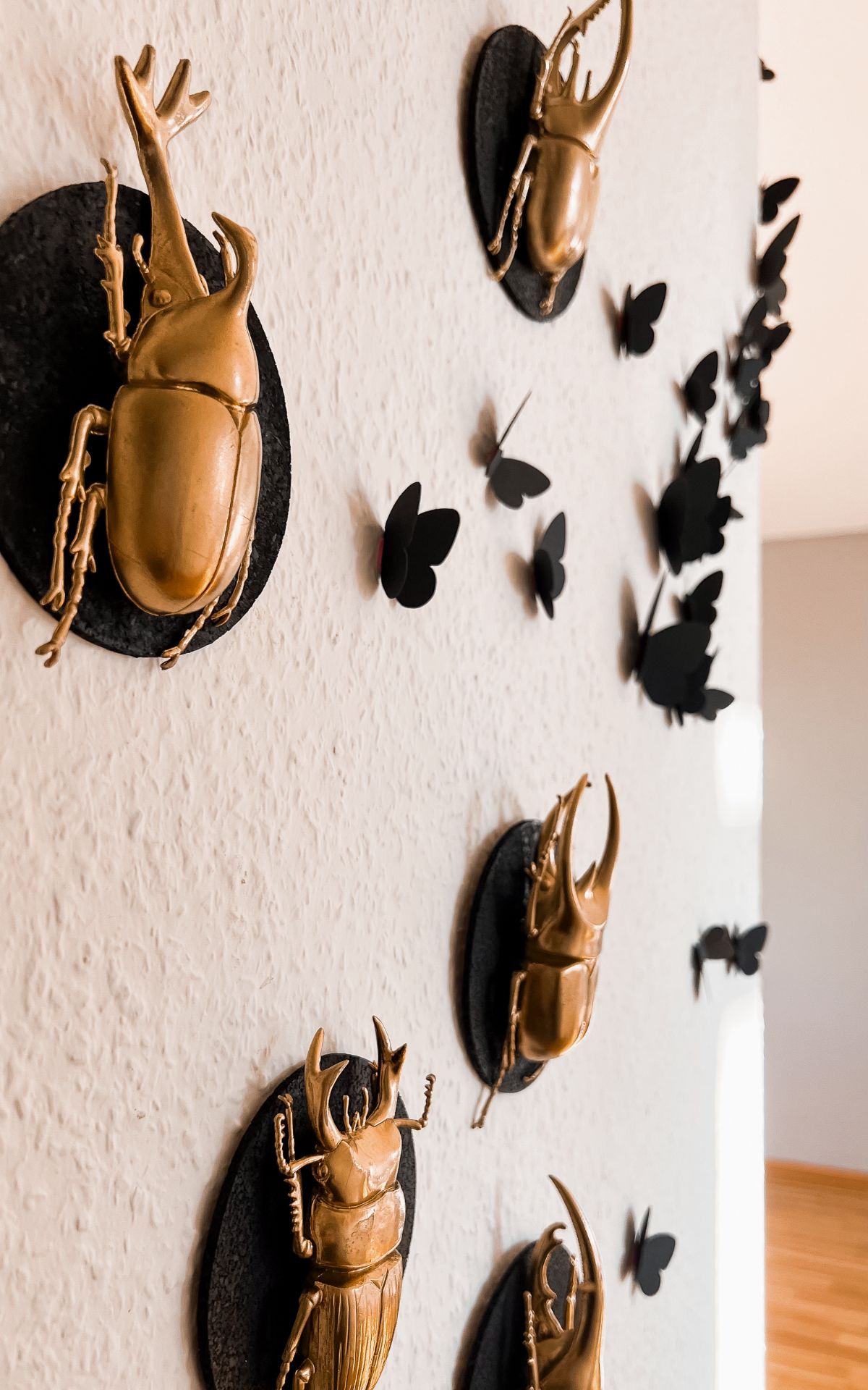 Verpasse deiner Deko zu Halloween einen Hauch von Eleganz mit dieser vergoldeten DIY Insekten-Galerie! Die perfekte Halloween Deko zum Einfach-Selber-Machen.