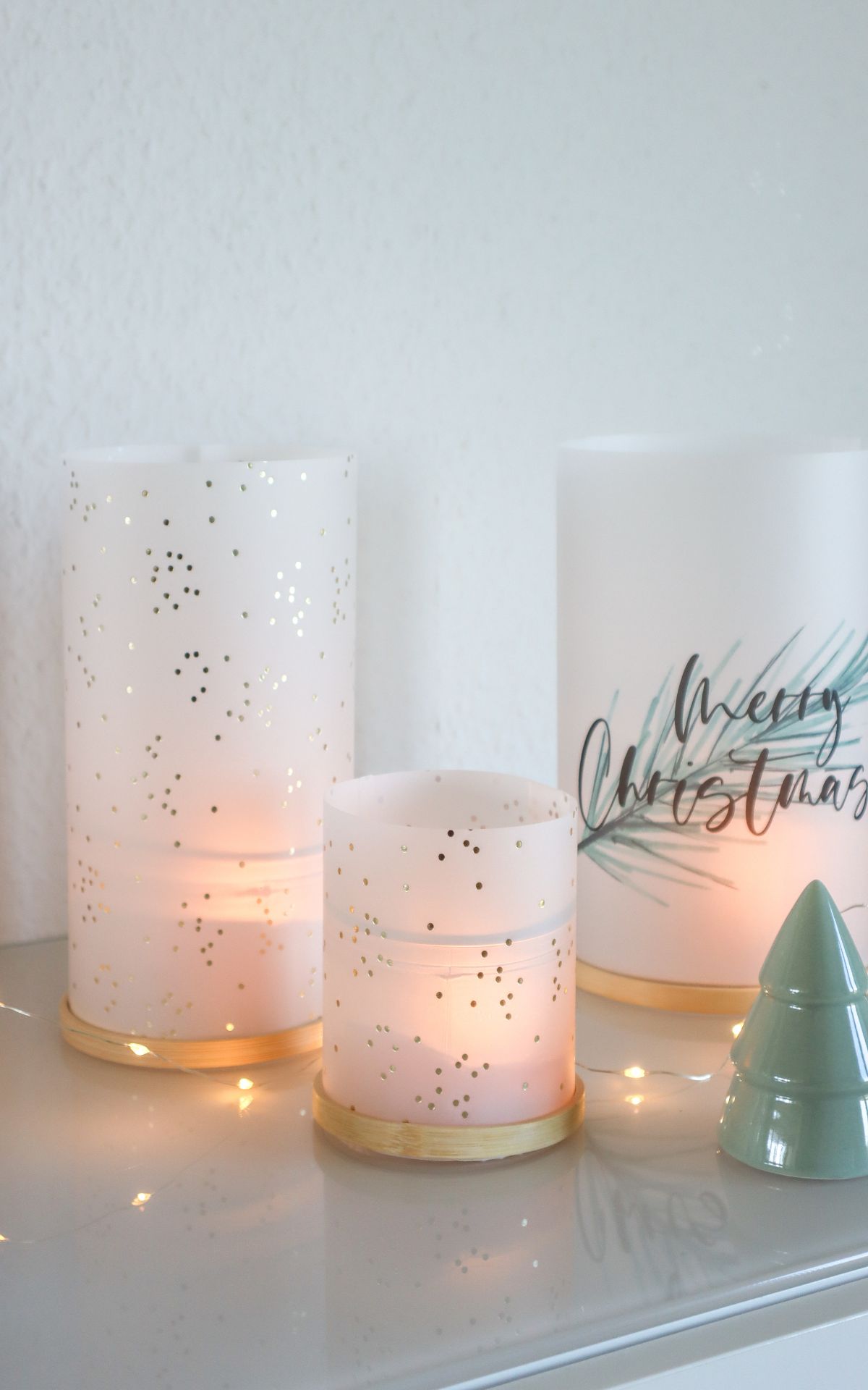 Windlichter basteln? Ganz einfach! So kannst du aus etwas Papier und Stickrahmen zauberhafte Windlichter selber machen. Tolle Deko Idee für Herbst & Weihnachten.