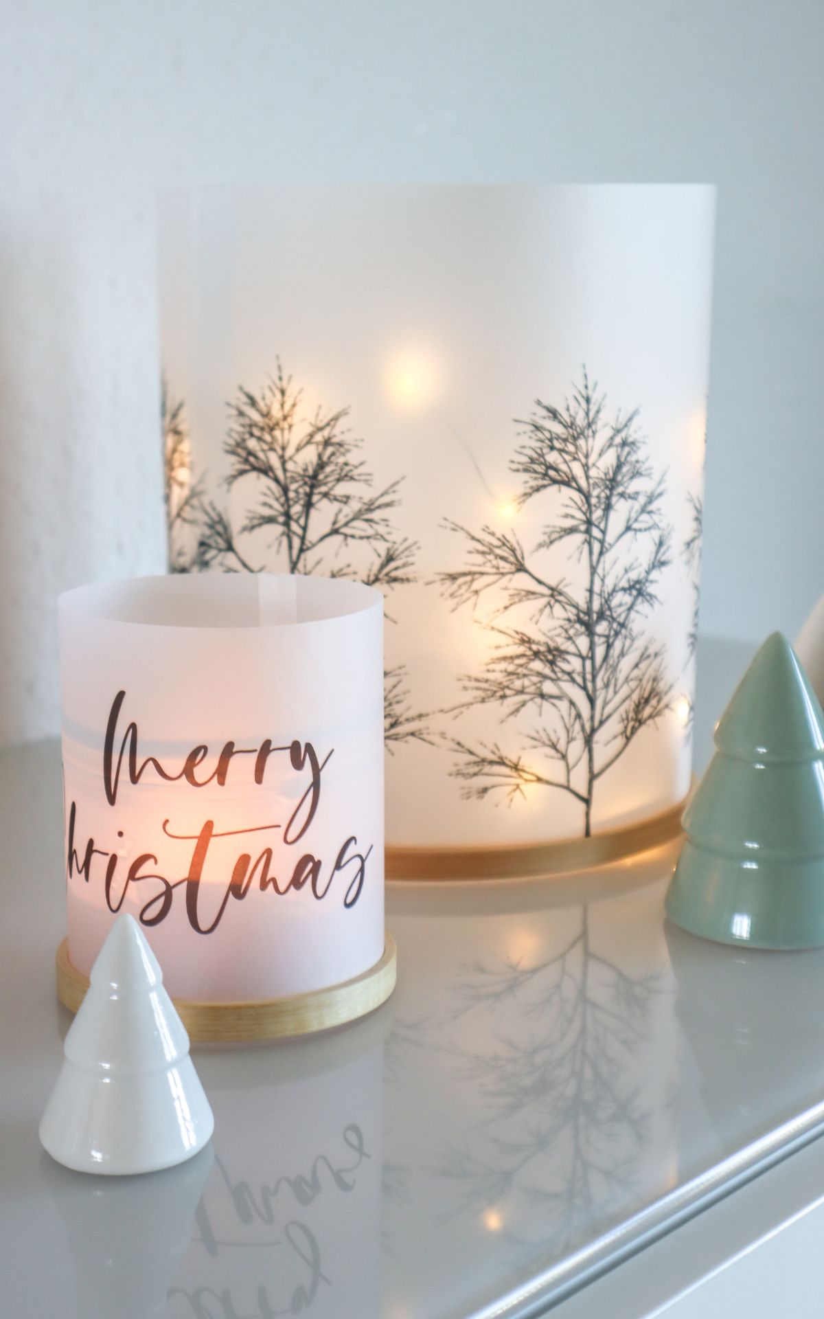 Windlichter basteln? Ganz einfach! So kannst du aus etwas Papier und Stickrahmen zauberhafte Windlichter selber machen. Tolle Deko Idee für Herbst & Weihnachten.