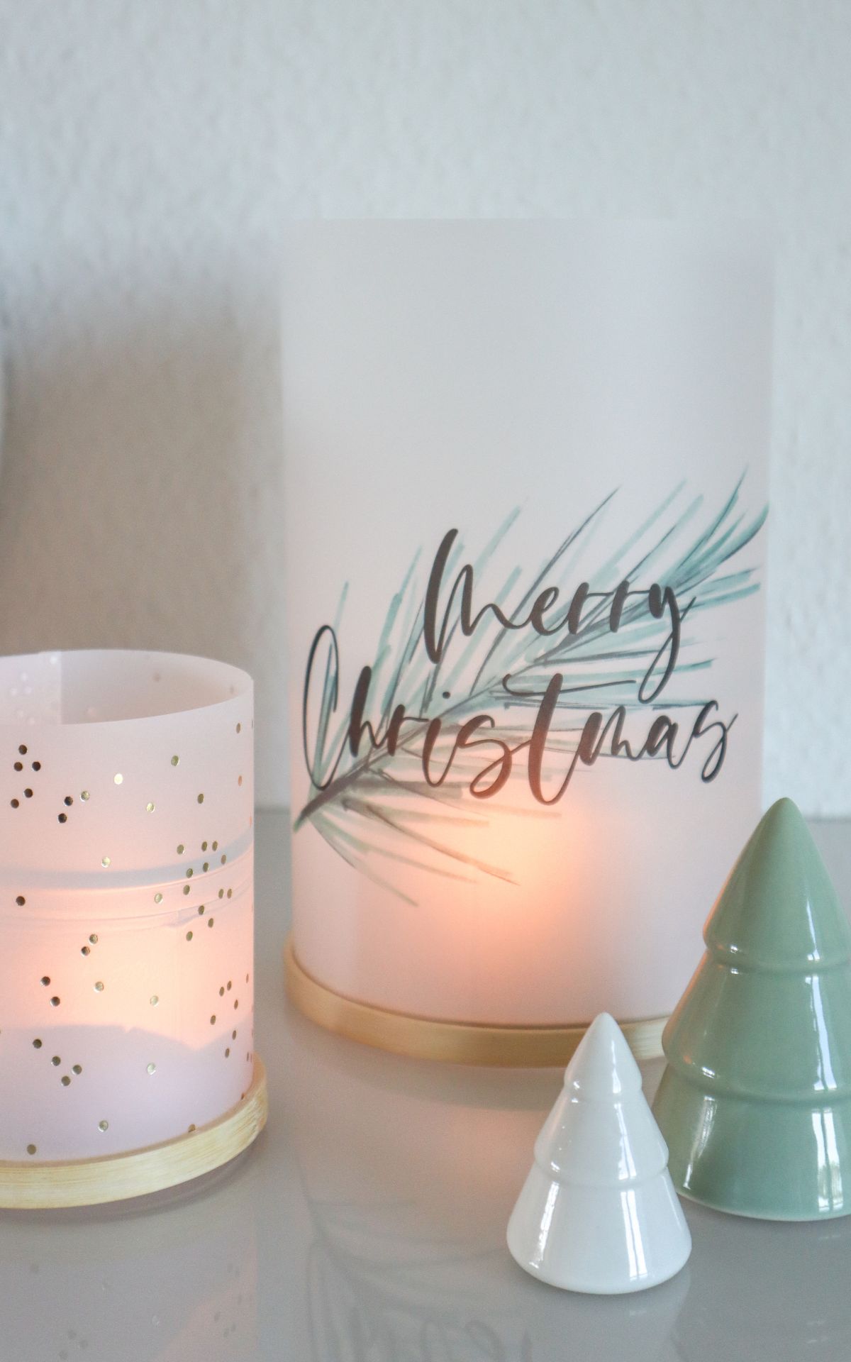 Windlichter basteln? Ganz einfach! So kannst du aus etwas Papier und Stickrahmen zauberhafte Windlichter selber machen. Tolle Deko Idee für Herbst & Weihnachten.