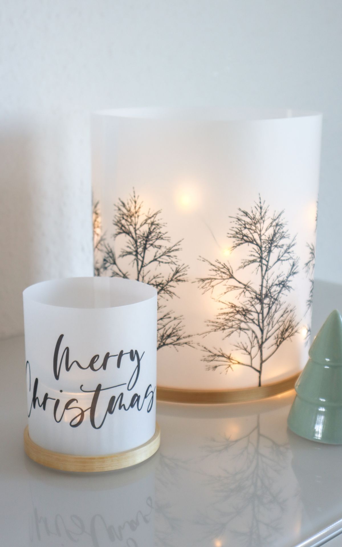 Windlichter basteln? Ganz einfach! So kannst du aus etwas Papier und Stickrahmen zauberhafte Windlichter selber machen. Tolle Deko Idee für Herbst & Weihnachten.