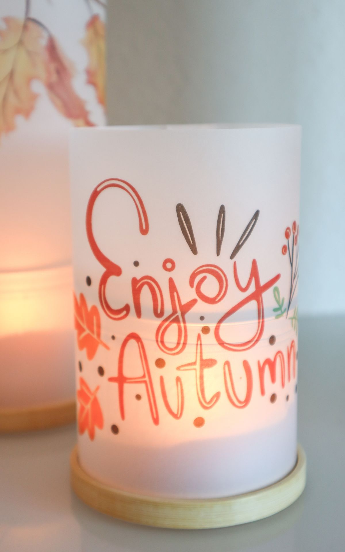 Windlichter basteln? Ganz einfach! So kannst du aus etwas Papier und Stickrahmen zauberhafte Windlichter selber machen. Tolle Deko Idee für Herbst & Weihnachten.