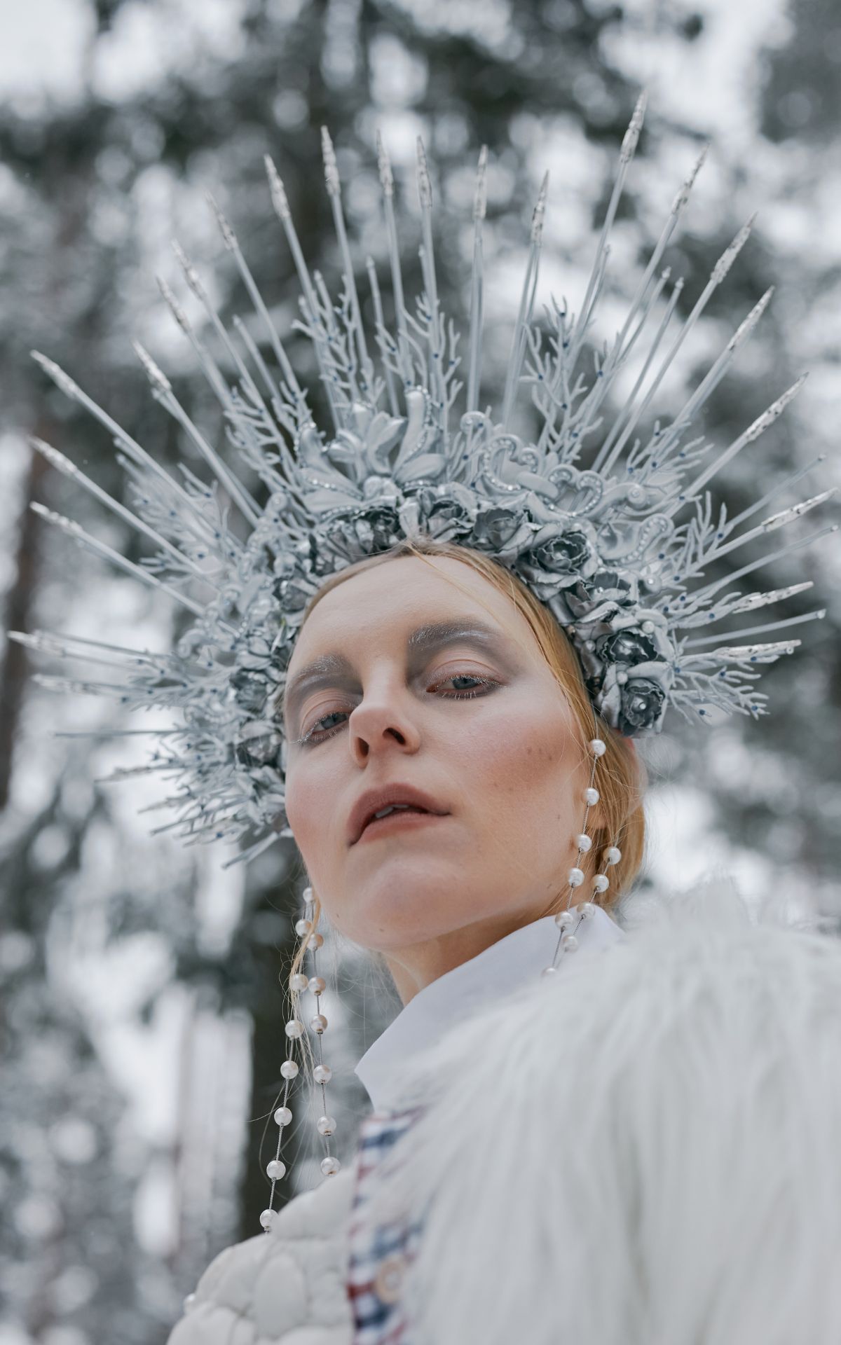 Halo Crown basteln für Fasching & Karneval - So machst du den imposanten Sonnengöttin-Kopfschmuck zu Karneval selber. Hier gibt's die DIY Anleitung inkl. Variationen für Eiskönigin, Goddess of the Universe, Königin der Unterwelt und mehr...