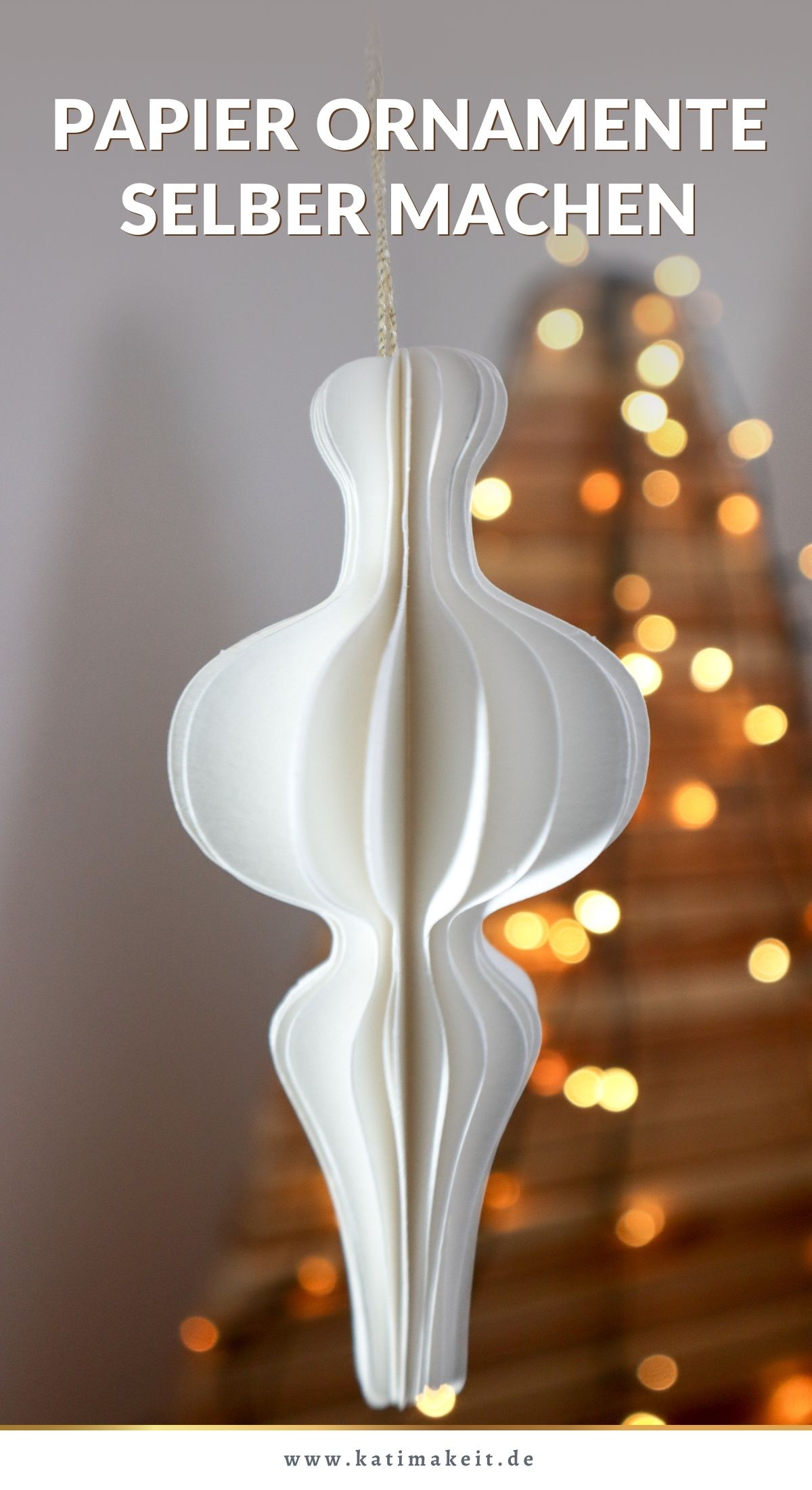 Ob als Baumanhänger, Weihnachtsdeko, Geschenkverzierung oder Platzkarte beim Weihnachtsmenü - Diese zarten Papier Ornamente machen immer eine tolle Figur. So einfach kannst du die Ornamente basteln. Inkl. Vorlagen...