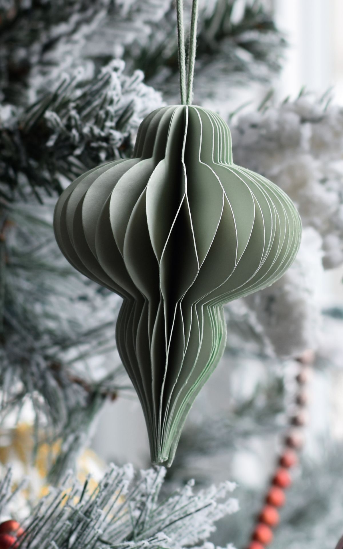 Ob als Baumanhänger, Weihnachtsdeko, Geschenkverzierung oder Platzkarte beim Weihnachtsmenü - Diese zarten Papier Ornamente machen immer eine tolle Figur. So einfach kannst du die Ornamente basteln. Inkl. Vorlagen...
