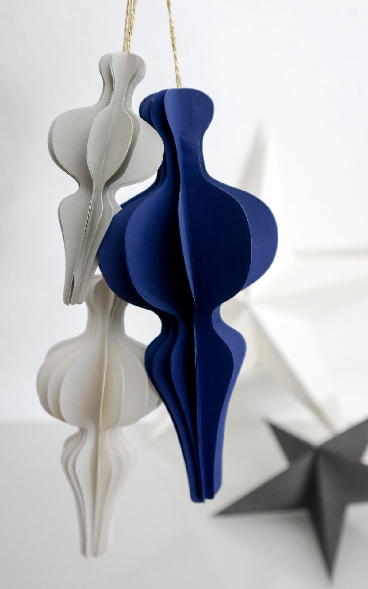 Ob als Baumanhänger, Weihnachtsdeko, Geschenkverzierung oder Platzkarte beim Weihnachtsmenü - Diese zarten Papier Ornamente machen immer eine tolle Figur. So einfach kannst du die Ornamente basteln. Inkl. Vorlagen...