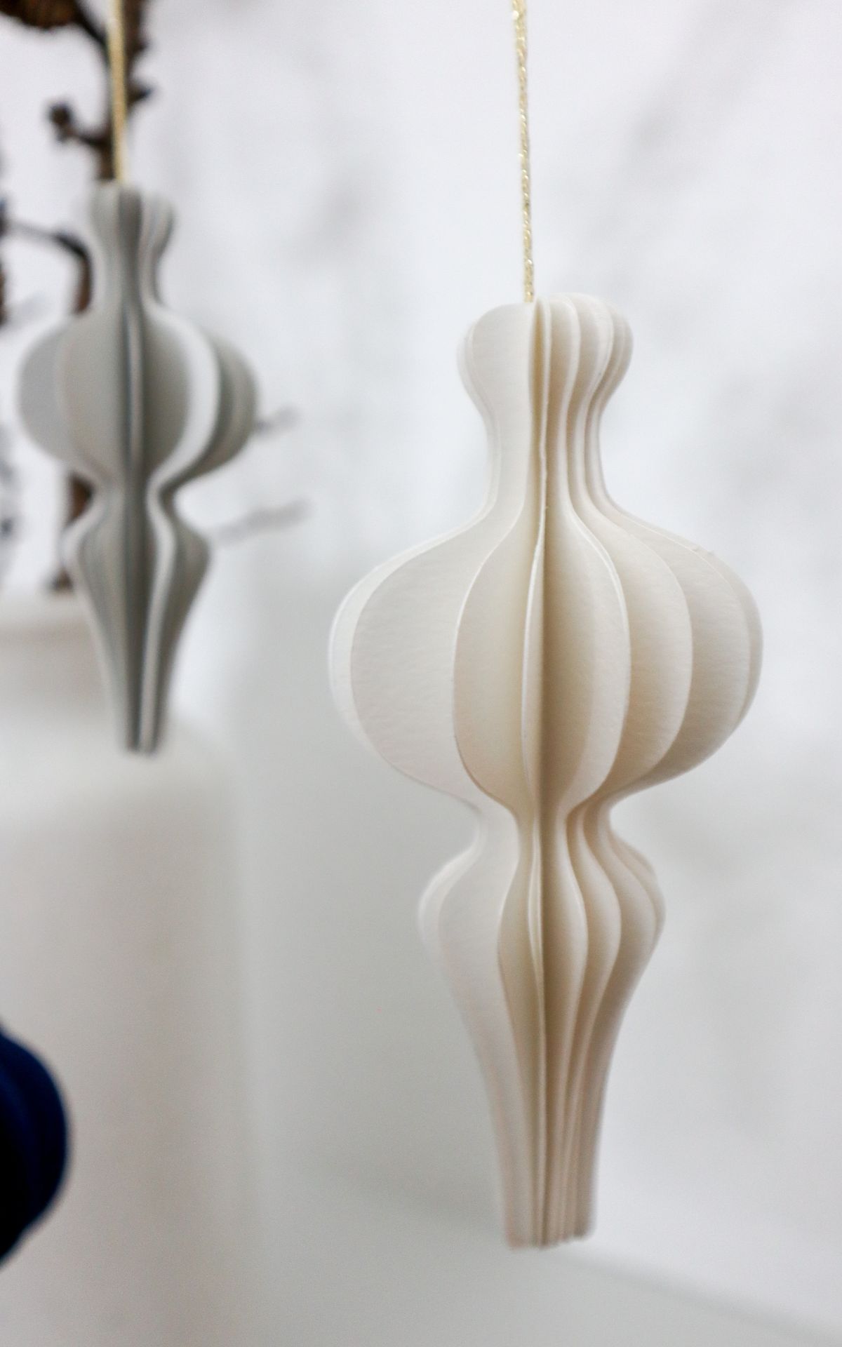 Ob als Baumanhänger, Weihnachtsdeko, Geschenkverzierung oder Platzkarte beim Weihnachtsmenü - Diese zarten Papier Ornamente machen immer eine tolle Figur. So einfach kannst du die Ornamente basteln. Inkl. Vorlagen...